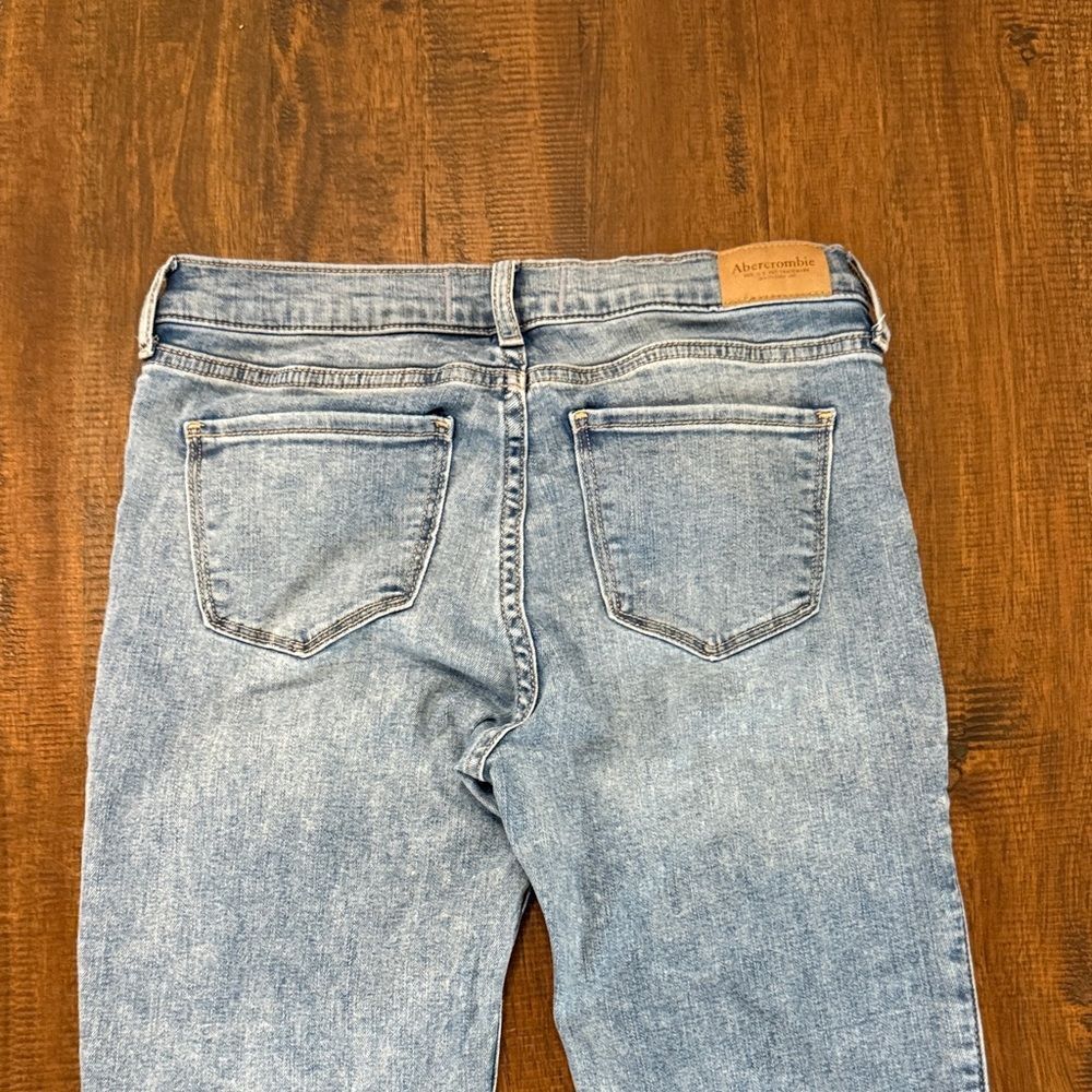 Abercrombie Kids Light Wash Low rise boot Jeans - Picture 4 of 9